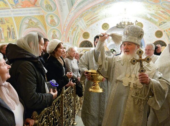 Патриарх Московский и всея Руси Кирилл совершает Божественную литургию в храме Христа Спасителя