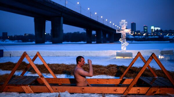 Верующие купаются в проруби на реке Обь в Новосибирске