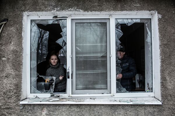 Жители Донецка в своей квартире после обстрела украинской артиллерией