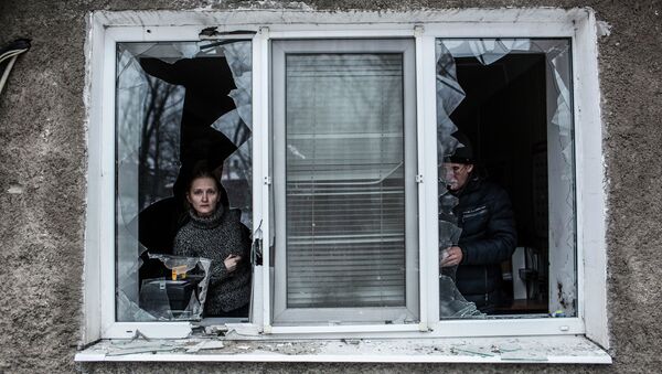 Жители Донецка в своей квартире после обстрела украинской артиллерией