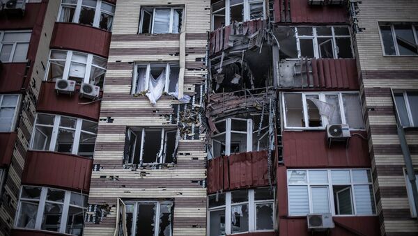 Дом, поврежденный в результате артобстрела в Донецке