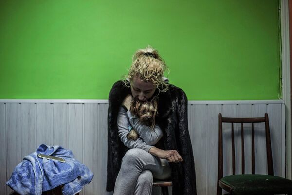 Женщина с собакой в бомбоубежище во время артобстрела Донецка