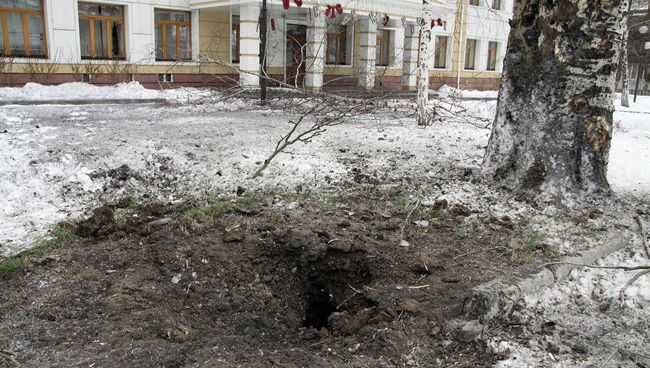 Воронка артиллерийского снаряда на одной из улиц Донецка