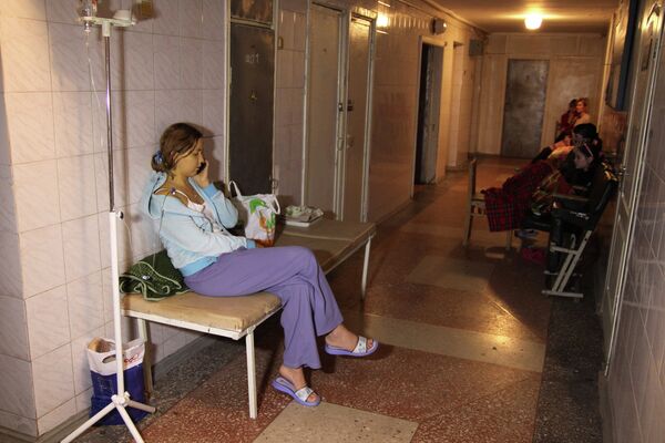 Женщина, раненная в результате артобстрела Донецка