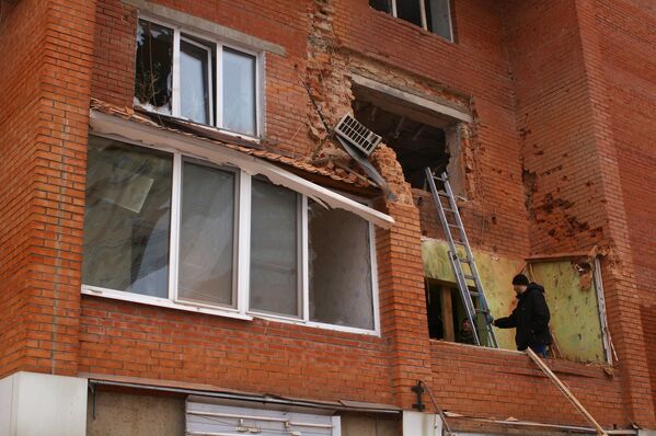 Жилой дом в Донецке, поврежденный в результате обстрела украинскими силовиками