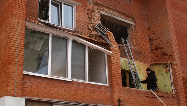 Жилой дом в Донецке, поврежденный в результате обстрела украинскими силовиками. Архивное фото