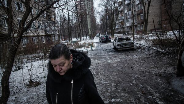 Женщина на улице в Донецке после обстрела украинскими силовиками. Архивное фото