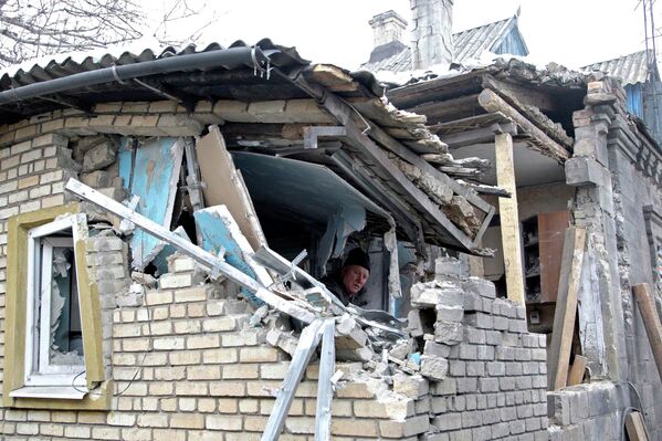 Мужчина в доме, разрушенном в результате артобстрела Донецка