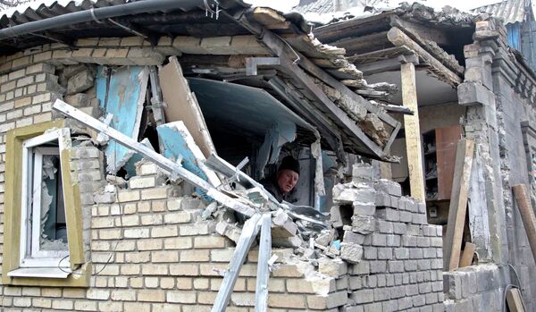 Доме, разрушенный в результате артобстрела Донецка