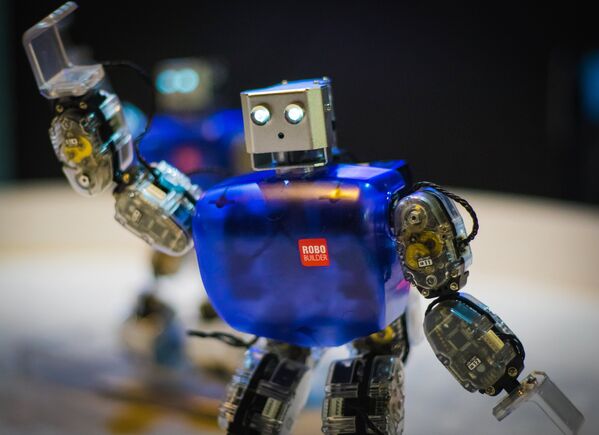 Танцующие роботы Робобилдеры на интерактивной выставке Бал роботов
