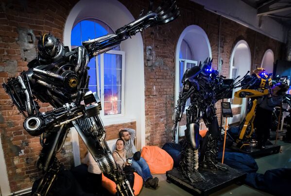 Скульптуры роботов из фильма “Трансформеры на интерактивной выставке Бал роботов