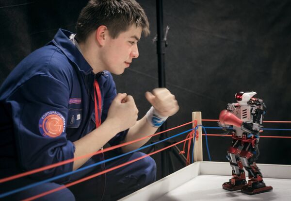 Робот-боксер на интерактивной выставке Бал роботов на арт-площадке Ткачи