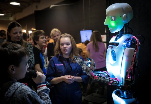 Посетители рассматривают робота Thespian на интерактивной выставке Бал роботов