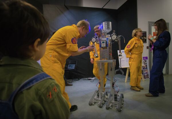 Посетители на интерактивной выставке Бал роботов