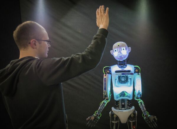 Посетители на интерактивной выставке Бал роботов