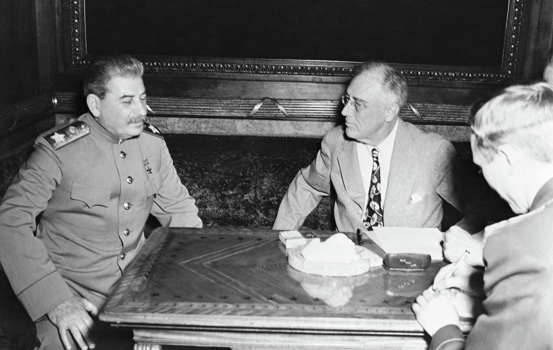 Маршал Иосиф Сталин и президент Франклин Рузвельт на совещании в Ялте - РИА Новости, 1920, 21.04.2023