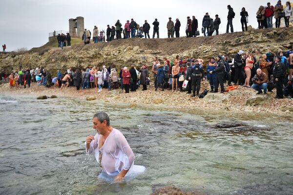 Верующий во время крещенских купаний в Черном море в Севастополе