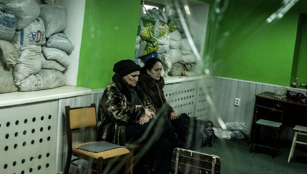 Женщины в бомбоубежище во время обстрела в Ворошиловском районе Донецка
