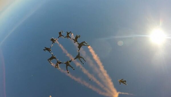Прыжок с парашютом: “акробатические” пируэты в свободном падении