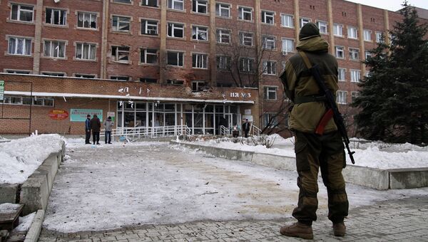 Вооруженный ополченец возле больницы, пострадавшей от обстрела ВСУ. 19 января 2015