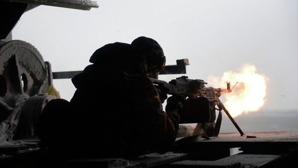 Боец Правого сектора ведет огонь из пулемета по позициям ополченцев под Донецком, Украина. Архивное фото