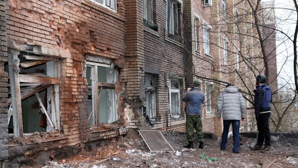 Журналисты осматривают больницу, поврежденную в результате обстрела Донецка украинской армией. Архивное фото.