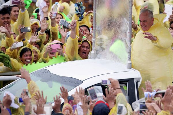 Папа Римский Франциск приветствует приветствует людей во время визита на Филиппины