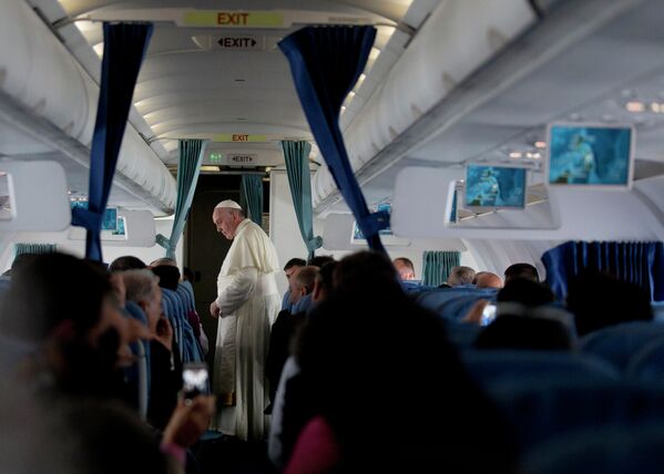 Папа Римский Франциск в самолете