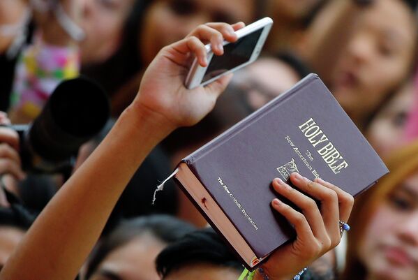 Девушка держит в руках Библию