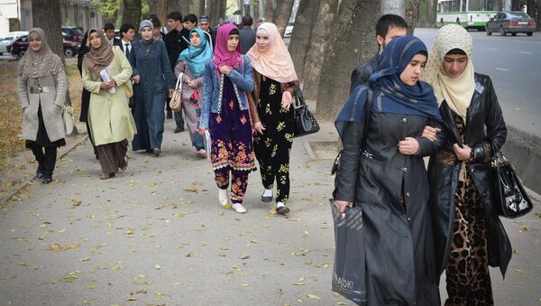 Студентки университета идут с занятий в городе Душанбе в Таджикистане. Архивное фото