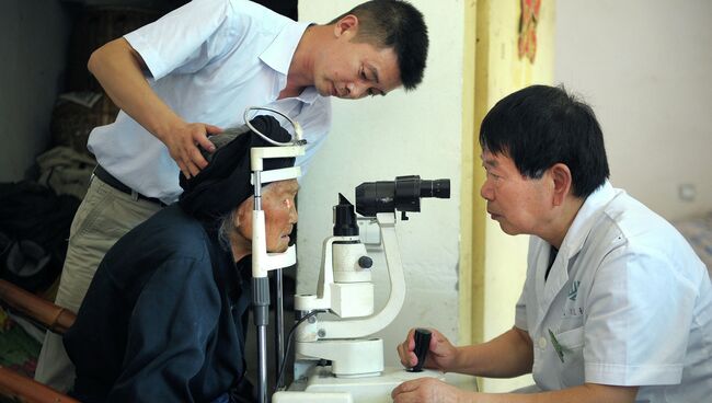 Китайские медики производят осмотр пациента. Архивное фото