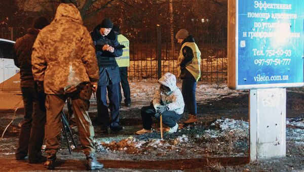 Сотрудники правоохранительных органов работают на месте взрыва у здания Московского районного суда в Харькове