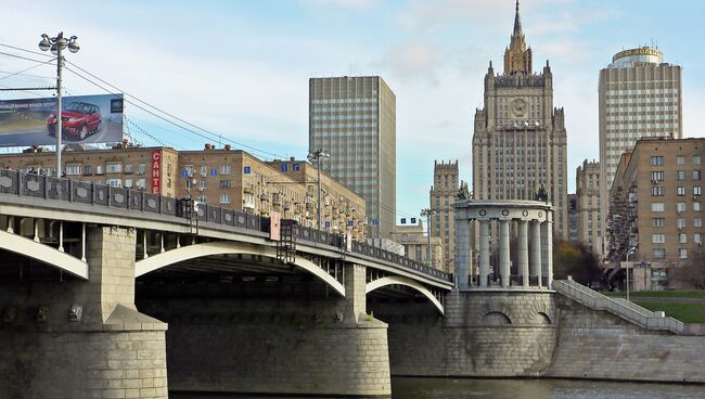 Вид на Бородинский мост и здание МИД в Москве. Архивное фото