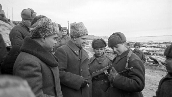 Командующий 62-й армией Василий Иванович Чуйков (слева) беседуют с солдатом, отличившемся в бою