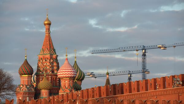 Вид на кремлевскую стену и собор Покрова Пресвятой Богородицы, Москва. Архивное фото
