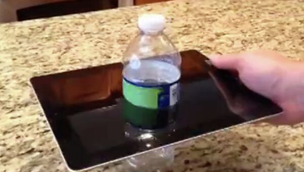Либо магия, либо фокус: бутылка проходит насквозь через iPad