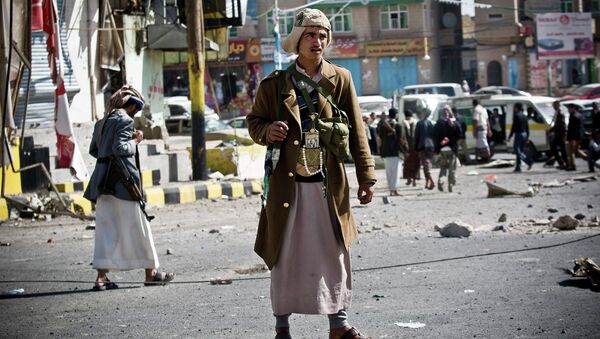 Повстанцы-шииты патрулируют улицу, ведущую к президентскому дворцу в Сане, Йемен. 20 января 2015. Архивное фото