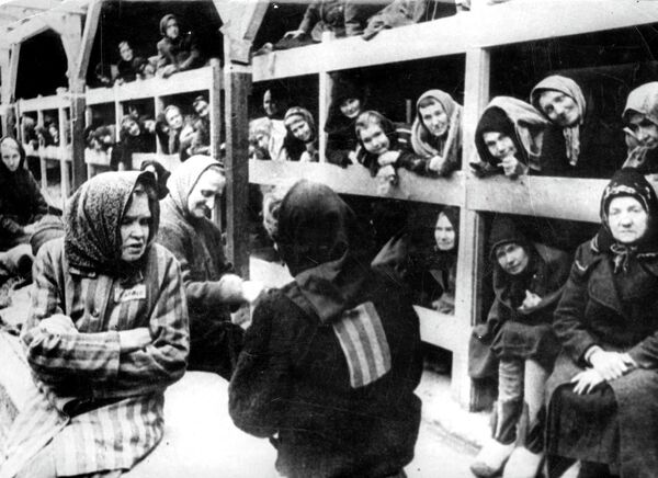 Заключенные в концентрационном лагере Освенцим