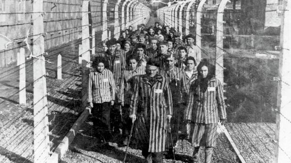 Заключенные в концентрационном лагере Освенцим. Архивное фото