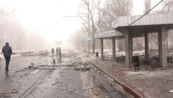 Люди спасались бегством и падали на землю во время артобстрела Донецка