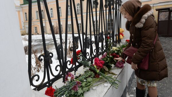 Цветы и свечи у посольства Армении в Москве в связи с трагедией в Гюмри. Архивное фото