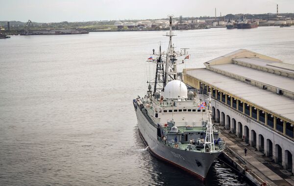 Разведывательный корабль ВМФ РФ Виктор Леонов в порту Гаваны, Куба Разведывательный корабль ВМФ РФ Виктор Леонов в порту Гаваны, Куба