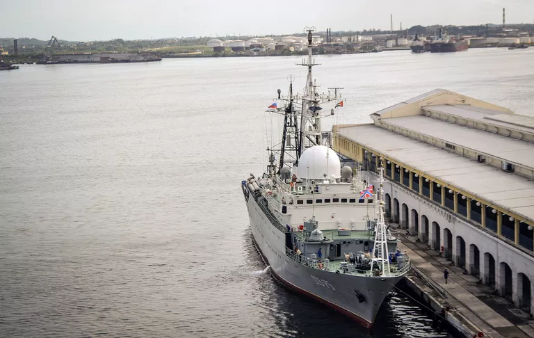 Разведывательный корабль ВМФ РФ Виктор Леонов в порту Гаваны, Куба Разведывательный корабль ВМФ РФ Виктор Леонов в порту Гаваны, Куба