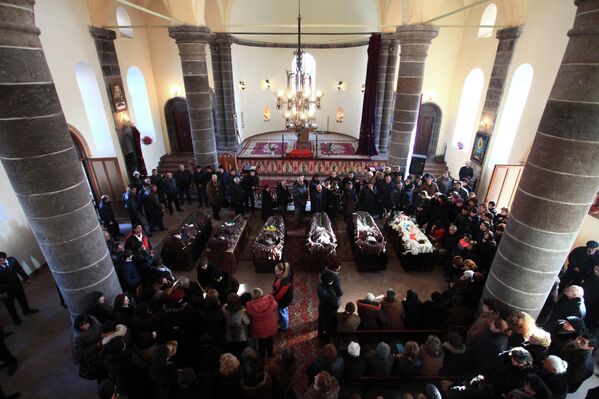 Церемония прощания с семьей, убитой в Гюмри, Армения