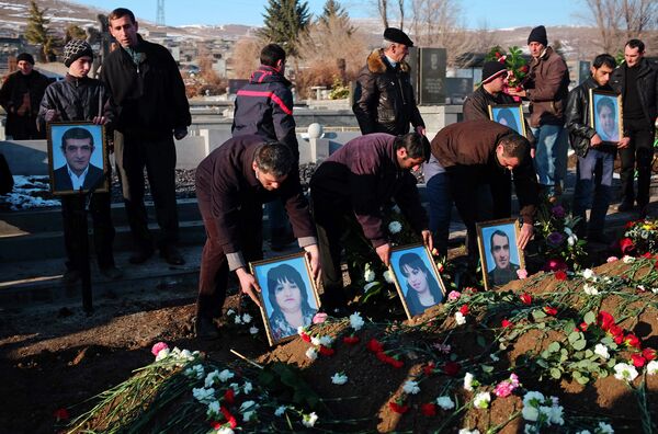 Похороны семьи из шести человек, убитой в Гюмри, Армения