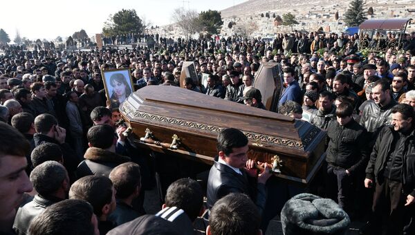 Похороны семьи из шести человек, убитой в Гюмри, Армения. Архивное фото
