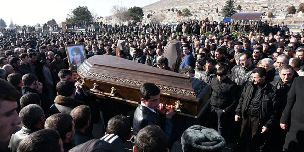 Похороны семьи из шести человек, убитой в Гюмри, Армения