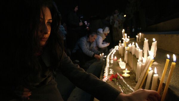 Свечи и цветы в память о семье, убитой в Гюмри. Ереван, Армения. Архивное фото