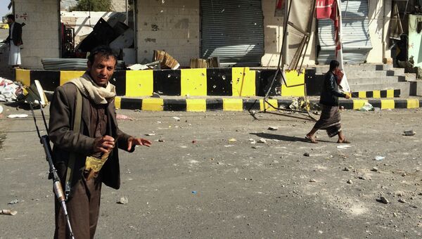 Вооруженные бевики-хуситы на улице в Сане, Йемен. Архивное фото