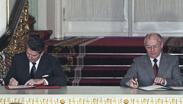 Президент США Рональд Рейган (слева) и Генеральный секретарь ЦК КПСС Михаил Горбачев (справа) на церемонии обмена ратификационными грамотами о введении в действии советско-американского договора о ликвидации ракет средней и меньшей дальности.